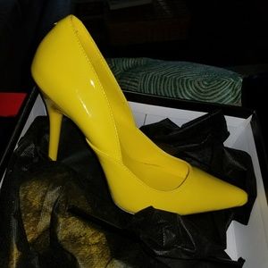New Yellow Pumps 7.5